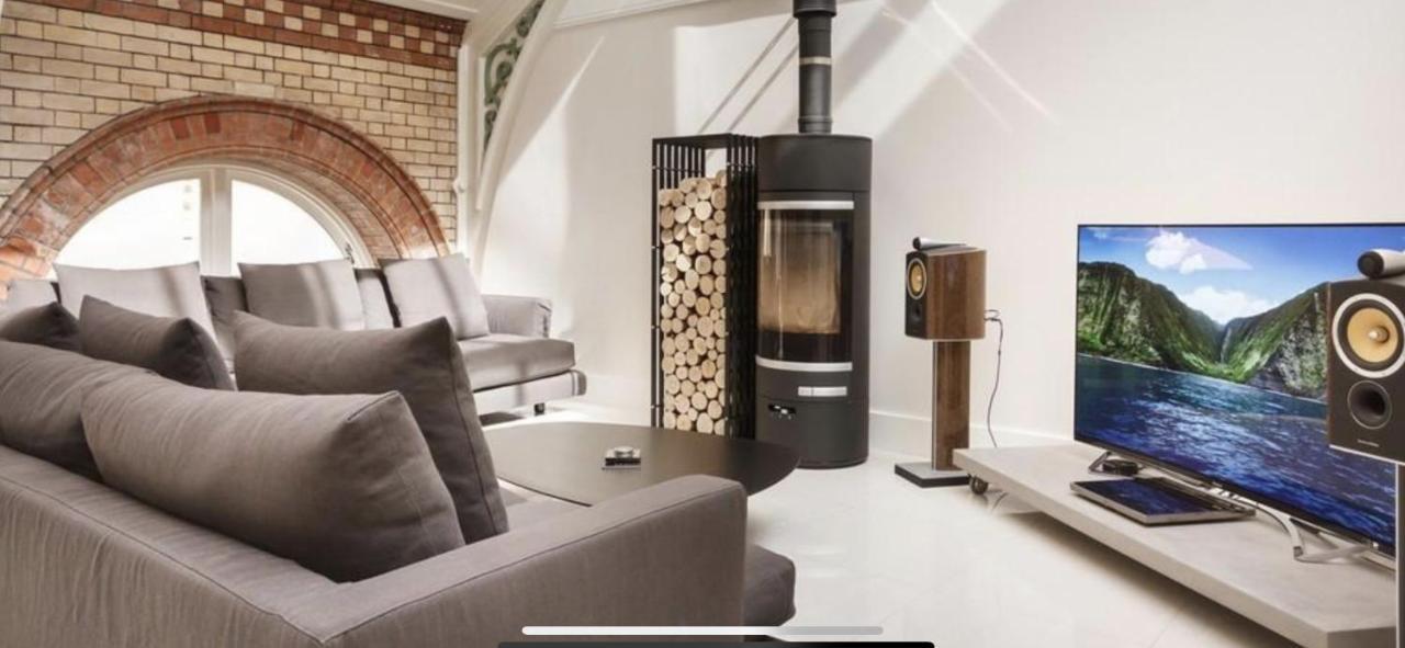 Private Spa, Steam Room, Sauna, Large Hot Tub And Gym In Stunning 3 Bedroom Cardiff