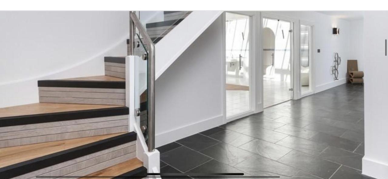 Private Spa, Steam Room, Sauna, Large Hot Tub And Gym In Stunning 3 Bedroom Apartment