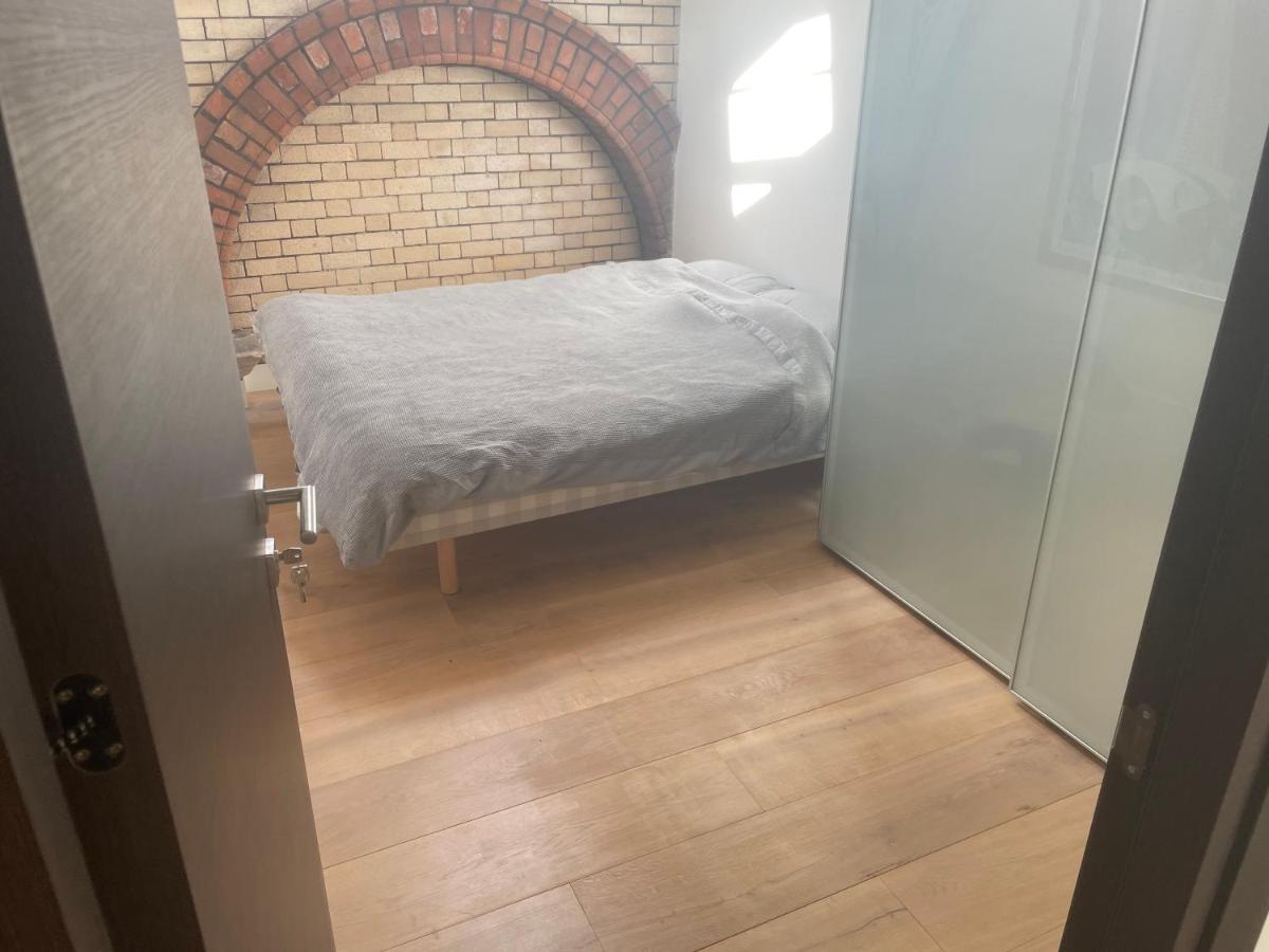 Private Spa, Steam Room, Sauna, Large Hot Tub And Gym In Stunning 3 Bedroom Apartment Cardiff