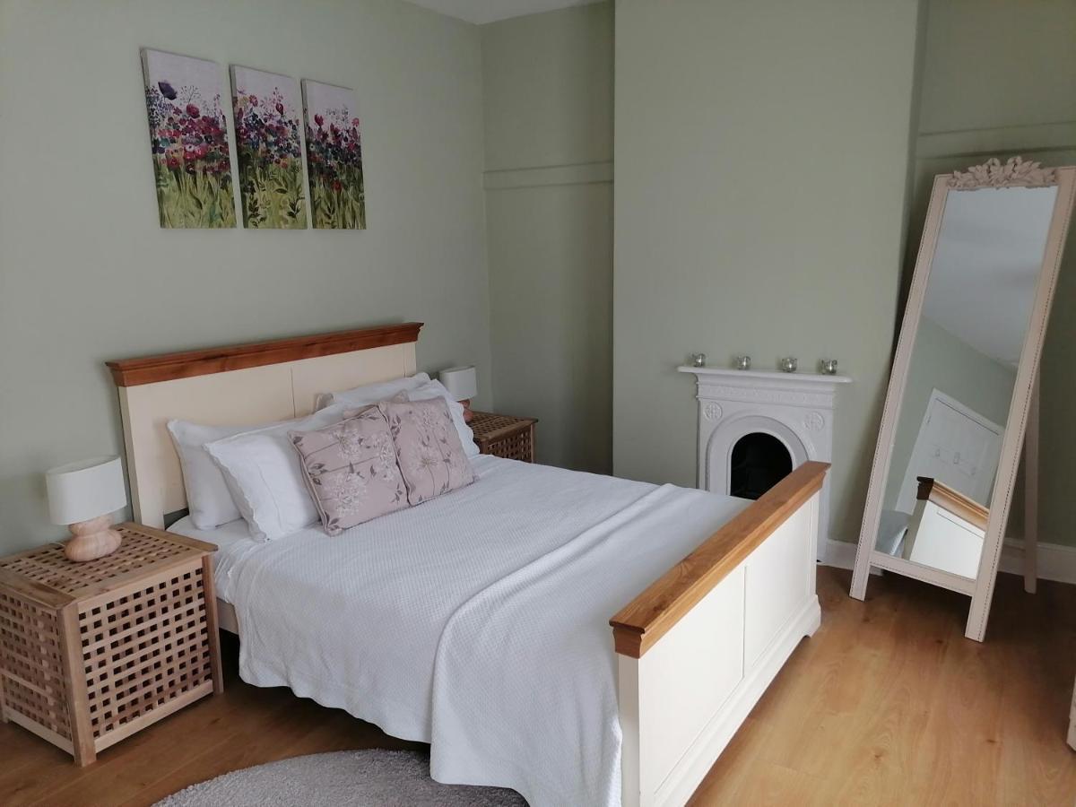 Tynant House- Modern 3 Bed House- Centre And Free Parking Holiday home *