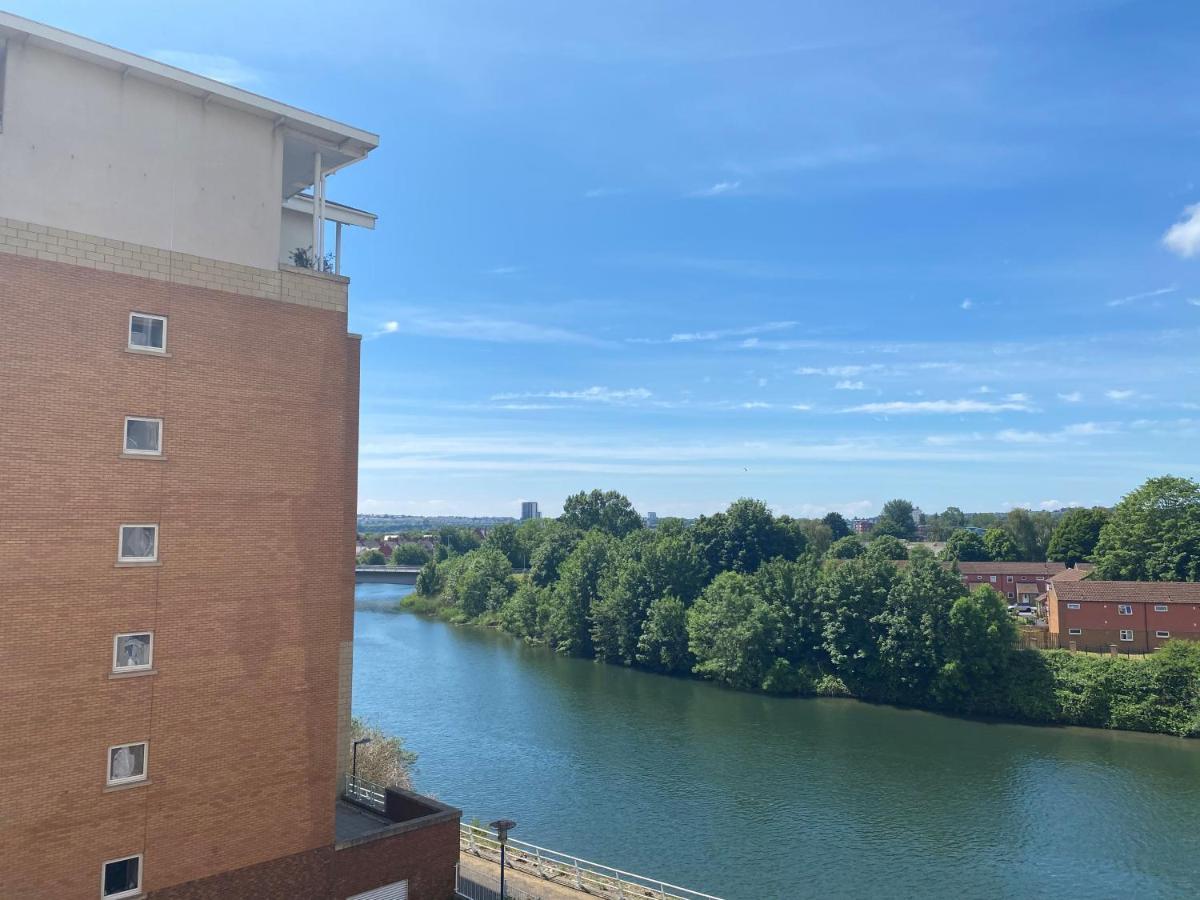 Hansen Court - Stylish Bay With Parking And River Views Apartment *