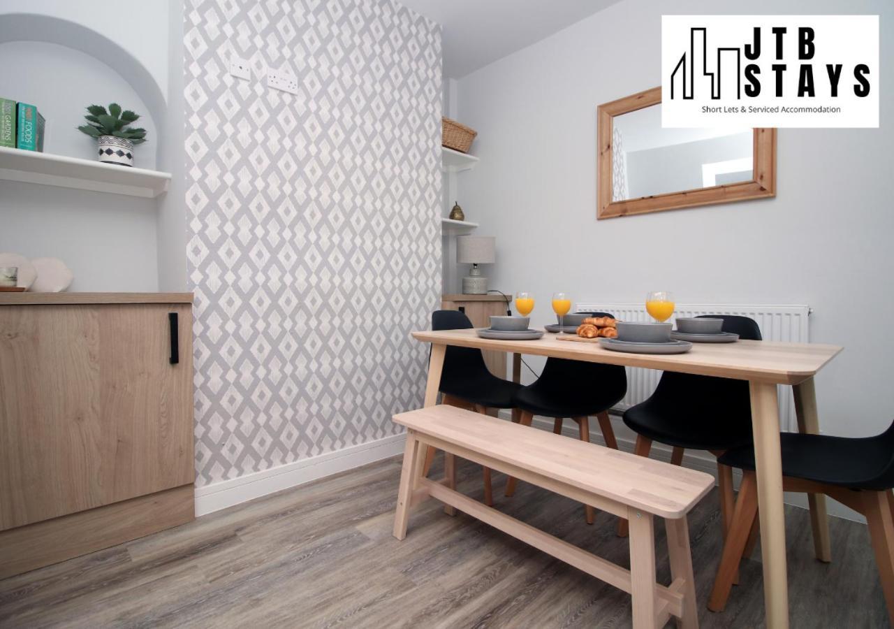 Modernised 2 Bedroom Townhouse By Jtb Stays Short Lets & Serviced Accommodation Cardiff With Wifi & Self Check In Holiday home Cardiff