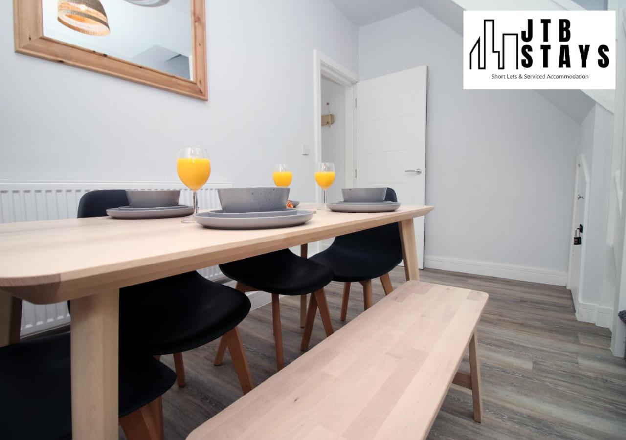 Modernised 2 Bedroom Townhouse By Jtb Stays Short Lets & Serviced Accommodation Cardiff With Wifi & Self Check In