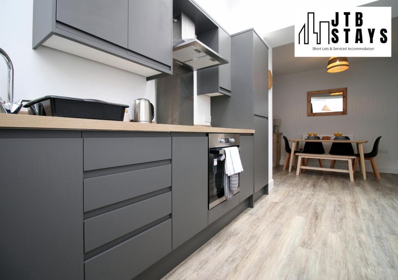 Modernised 2 Bedroom Townhouse By Jtb Stays Short Lets & Serviced Accommodation Cardiff With Wifi & Self Check In Holiday home Cardiff