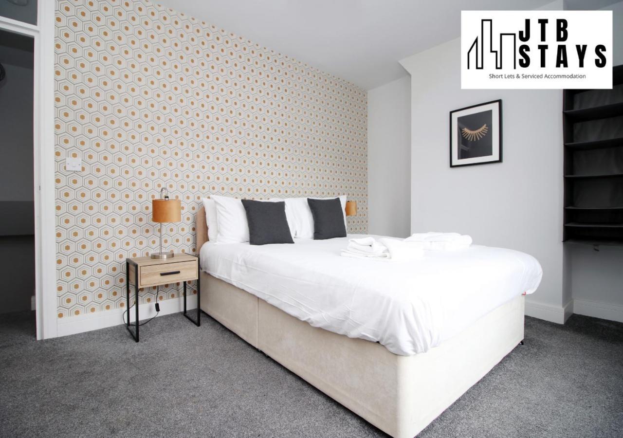 Modernised 2 Bedroom Townhouse By Jtb Stays Short Lets & Serviced Accommodation Cardiff With Wifi & Self Check In Holiday home