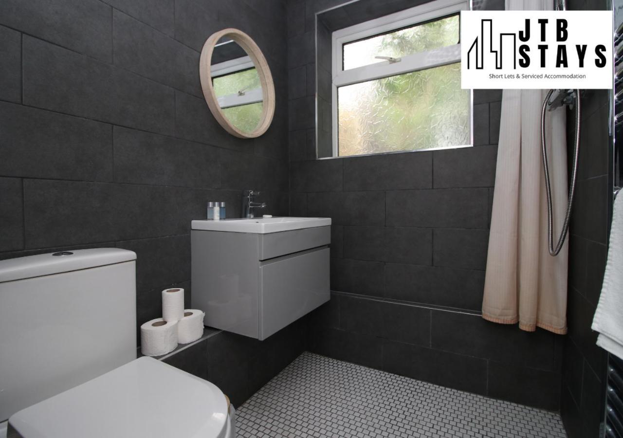 Modernised 2 Bedroom Townhouse By Jtb Stays Short Lets & Serviced Accommodation Cardiff With Wifi & Self Check In Holiday home *