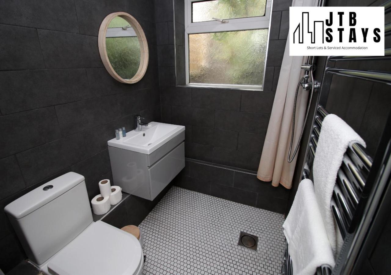 Modernised 2 Bedroom Townhouse By Jtb Stays Short Lets & Serviced Accommodation Cardiff With Wifi & Self Check In Holiday home