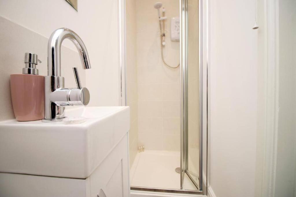 16 North Road Flat 4 By Mia Living Free Parking On Site Cardiff