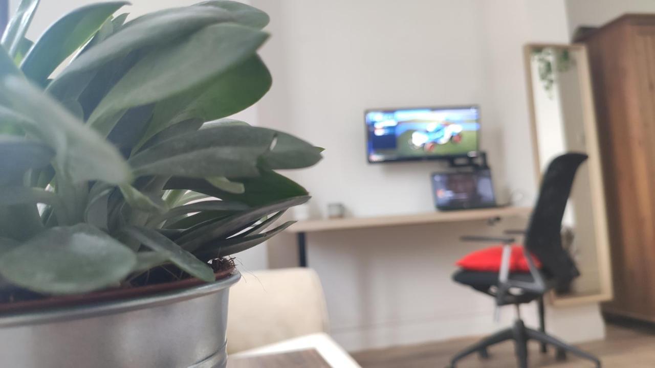 Perfect And Convenient 1 Bedroom Apartment *