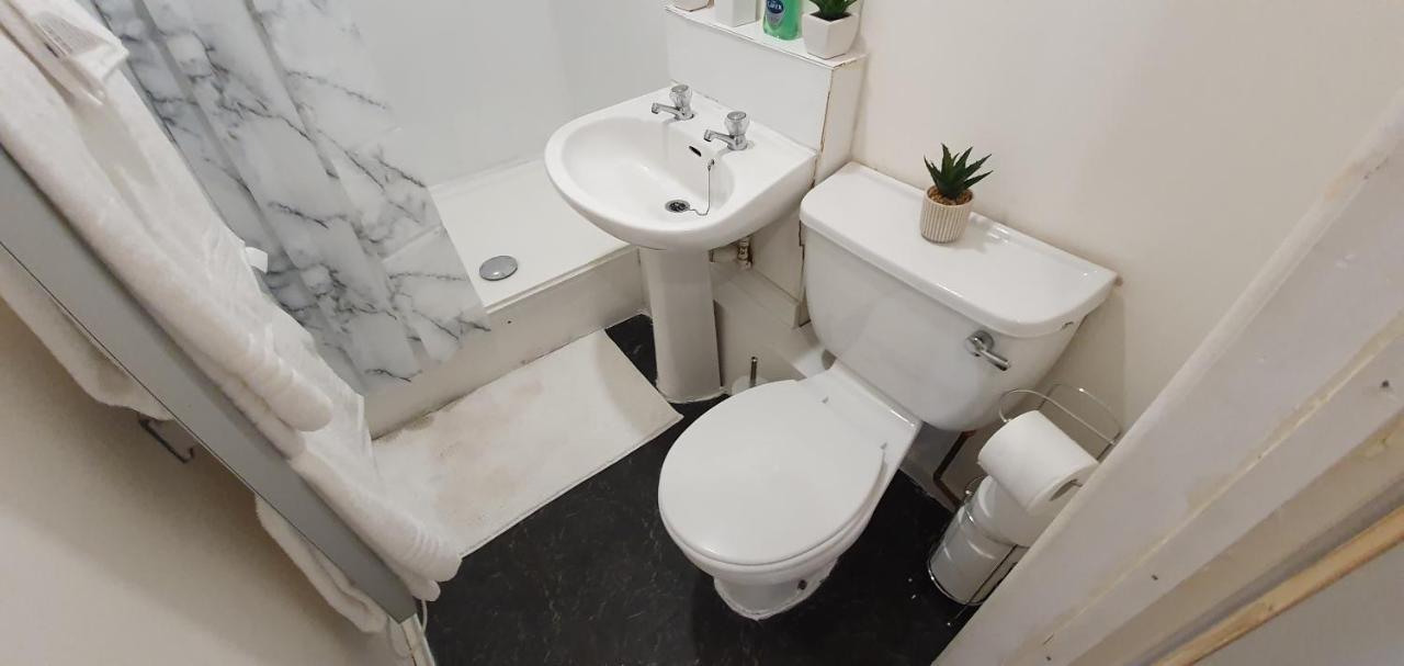 Fast Broadband, Budget Stay, Free Netflix. Apartment Cardiff