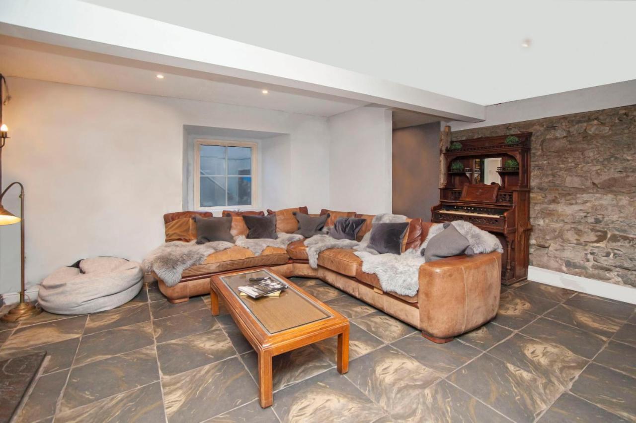 Higgihaus #5 Sleeps 14-16 Hens Stags Big Groups