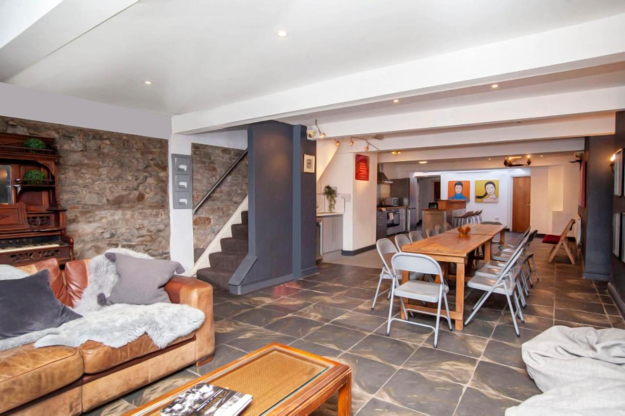Higgihaus #5 Sleeps 14-16 Hens Stags Big Groups Cardiff