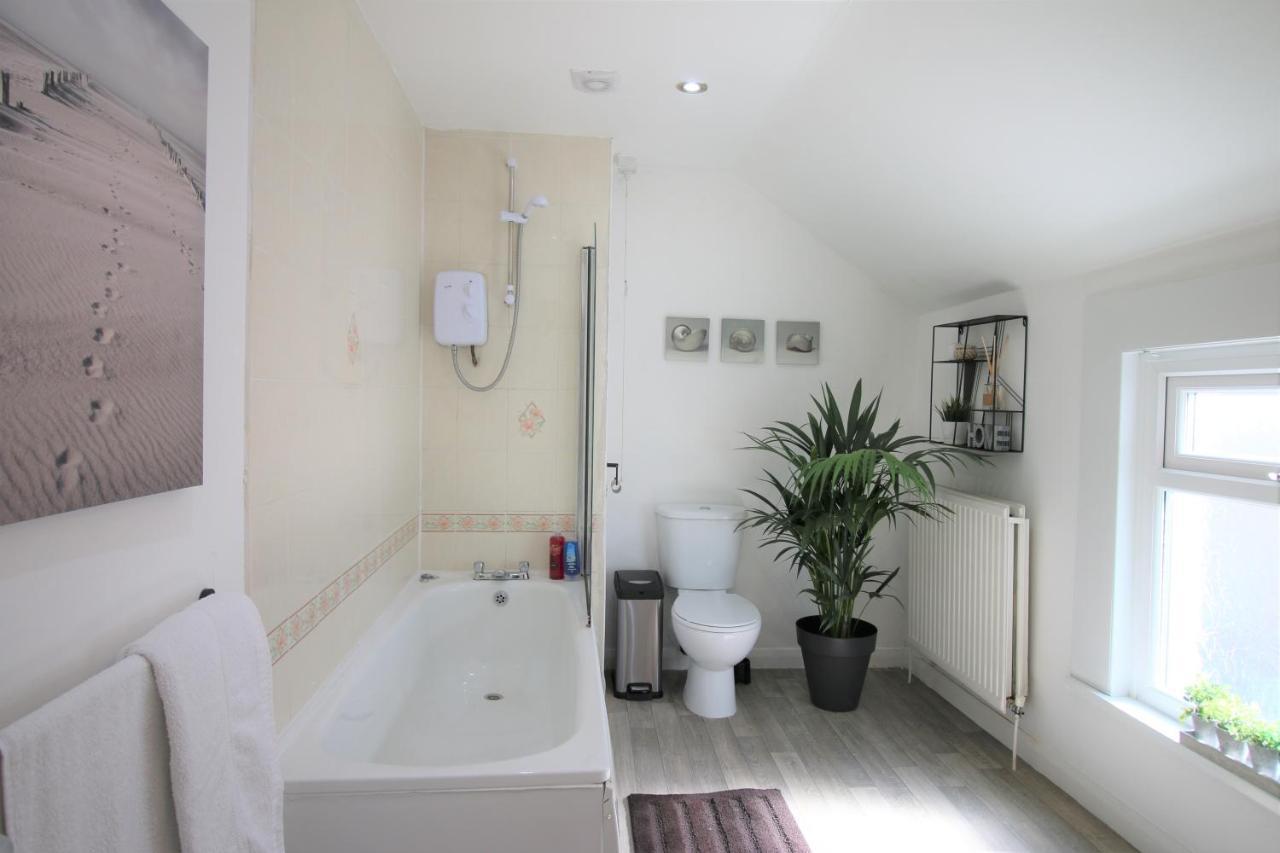 Three Bedroom Townhouse - Free Local Parking - By Promise Holiday home Cardiff
