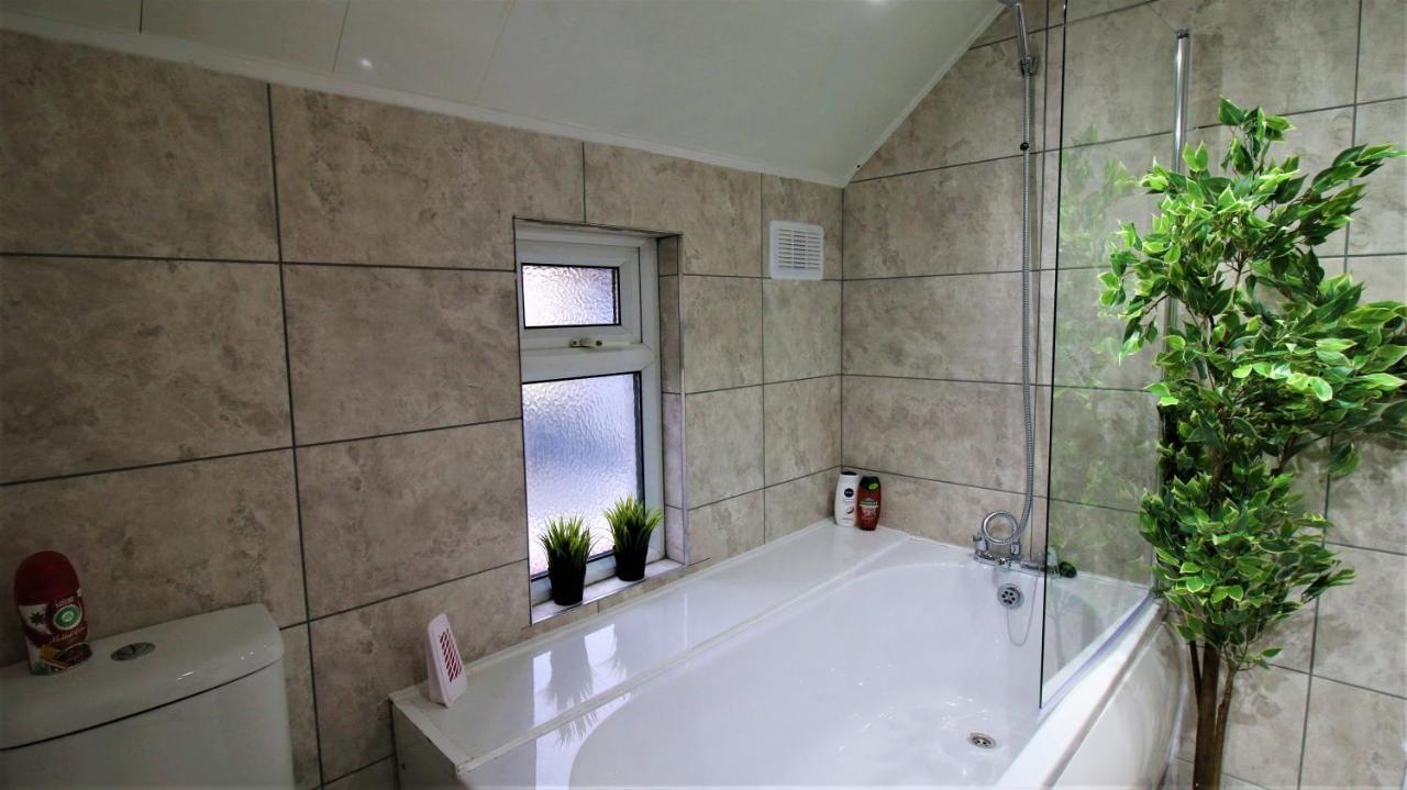 Free Local Parking - Fast Wifi - Sleeps 10 Guests By Promise Holiday home *