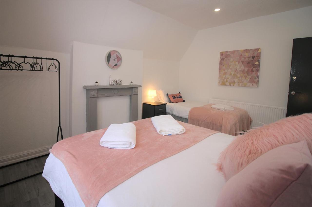 Holiday home Free Local Parking - Fast Wifi - Sleeps 10 Guests By Promise *