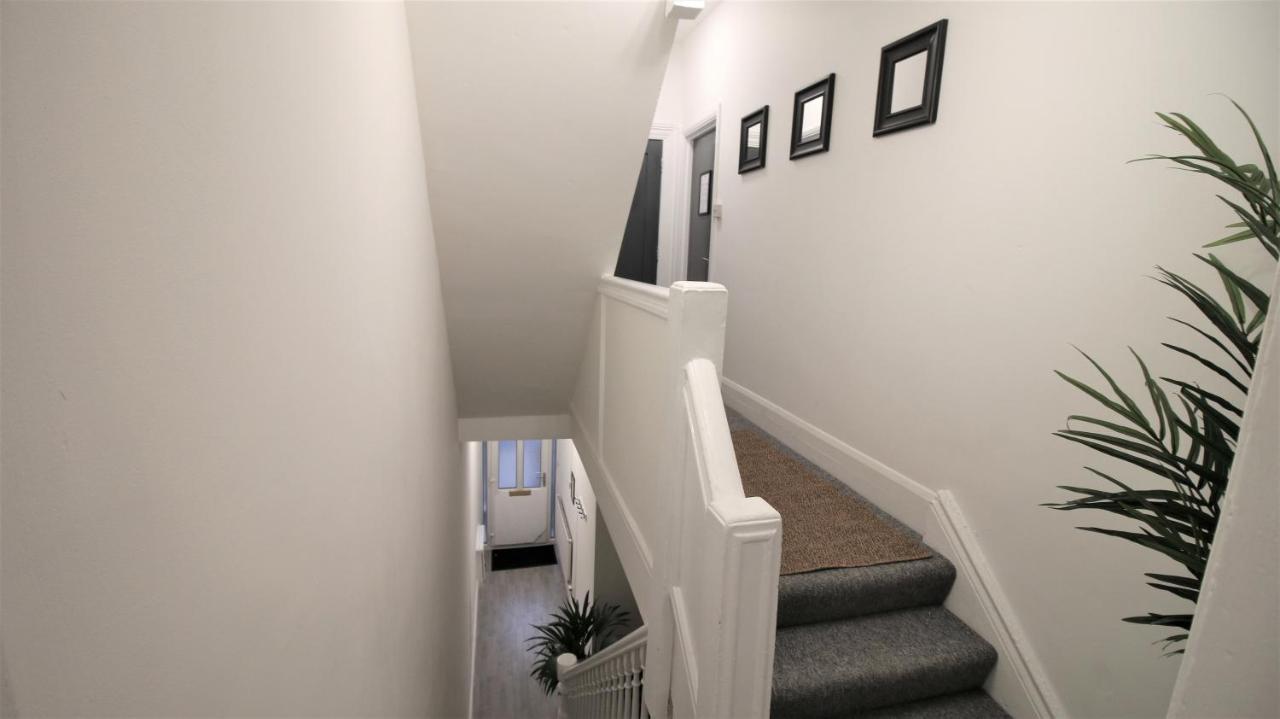 Free Local Parking - Fast Wifi - Sleeps 10 Guests By Promise Holiday home *