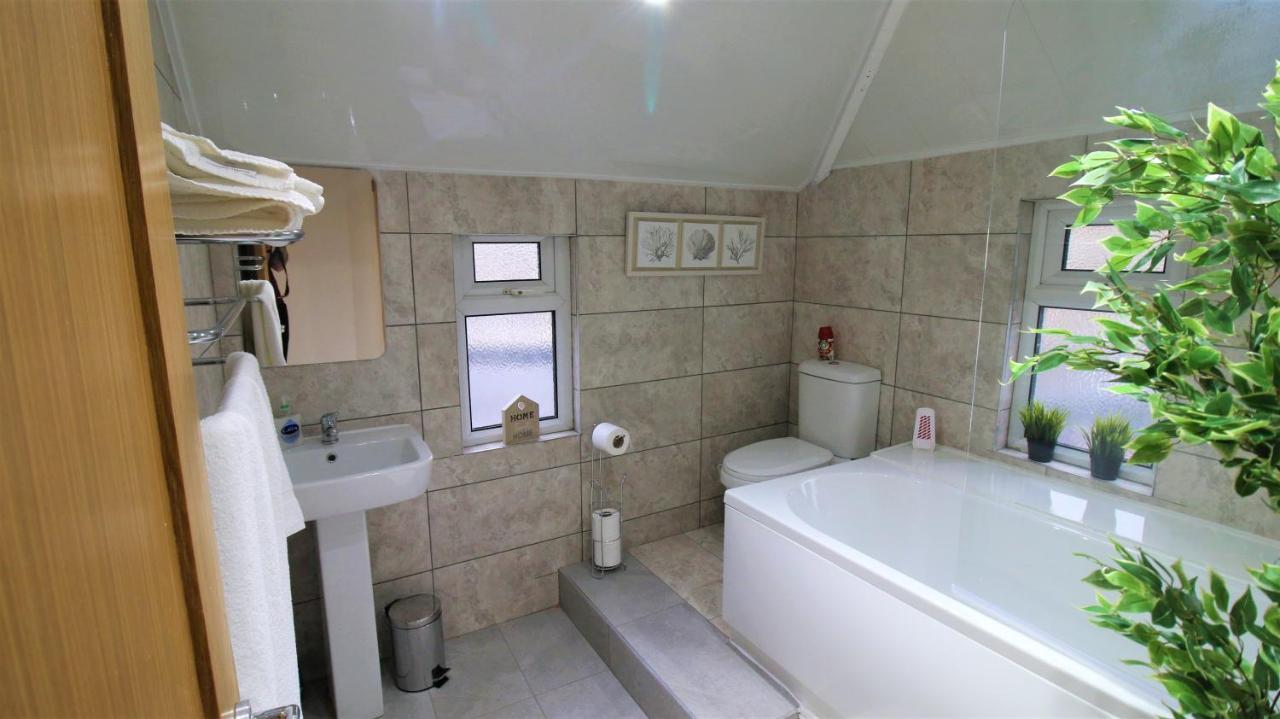 Free Local Parking - Fast Wifi - Sleeps 10 Guests By Promise *