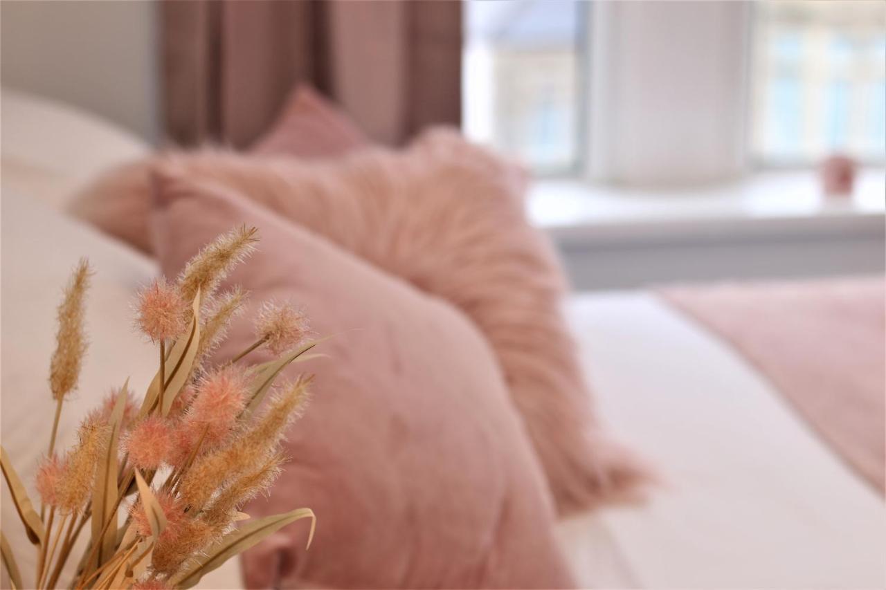 Free Local Parking - Fast Wifi - Sleeps 10 Guests By Promise Holiday home