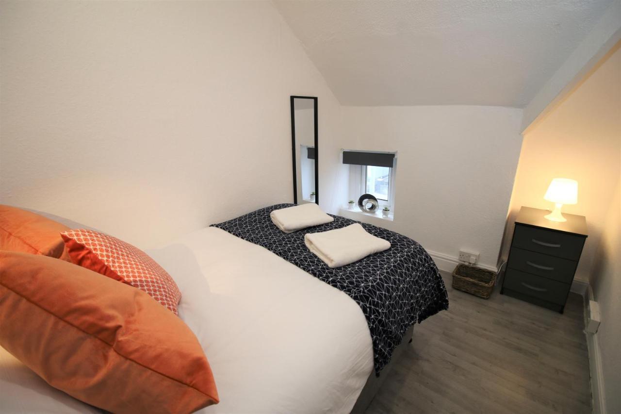 Free Local Parking - Fast Wifi - Sleeps 10 Guests By Promise Holiday home *