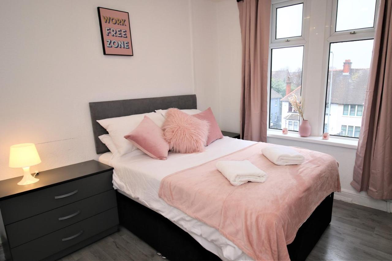 Free Local Parking - Fast Wifi - Sleeps 10 Guests By Promise Holiday home Cardiff