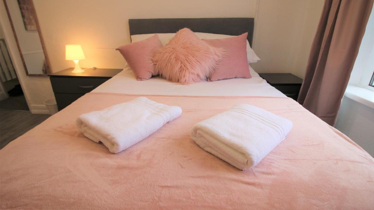 Free Local Parking - Fast Wifi - Sleeps 10 Guests By Promise Holiday home