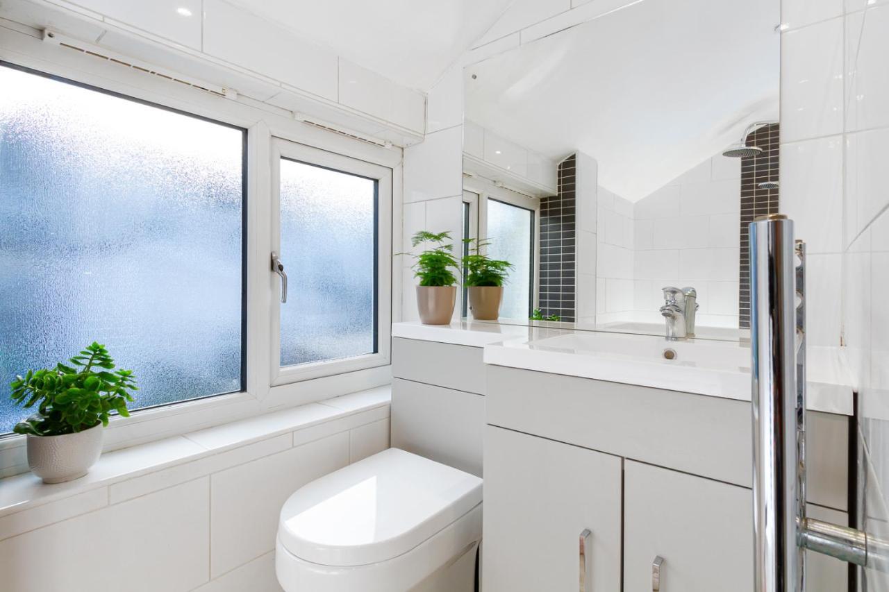 The Coach House, Centrally Located Detached Coach House Holiday home
