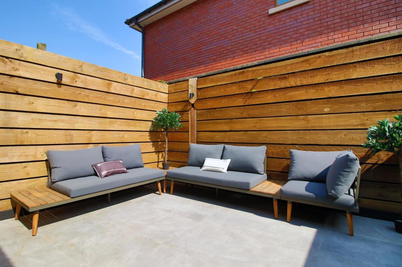 New Spacious 2 Bed Getaway - Private Courtyard! - Underfloor Heating * Cardiff