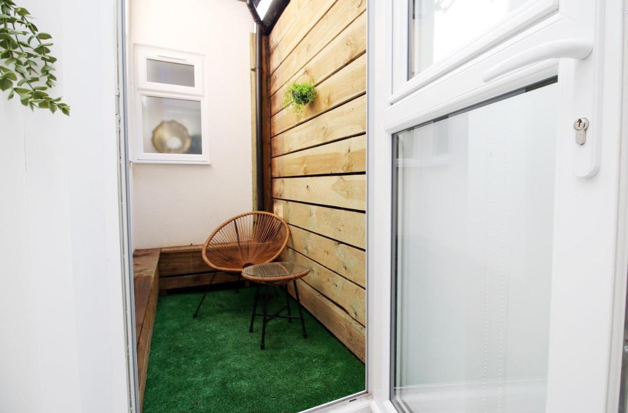 New Spacious 2 Bed Getaway - Private Courtyard! - Underfloor Heating Cardiff