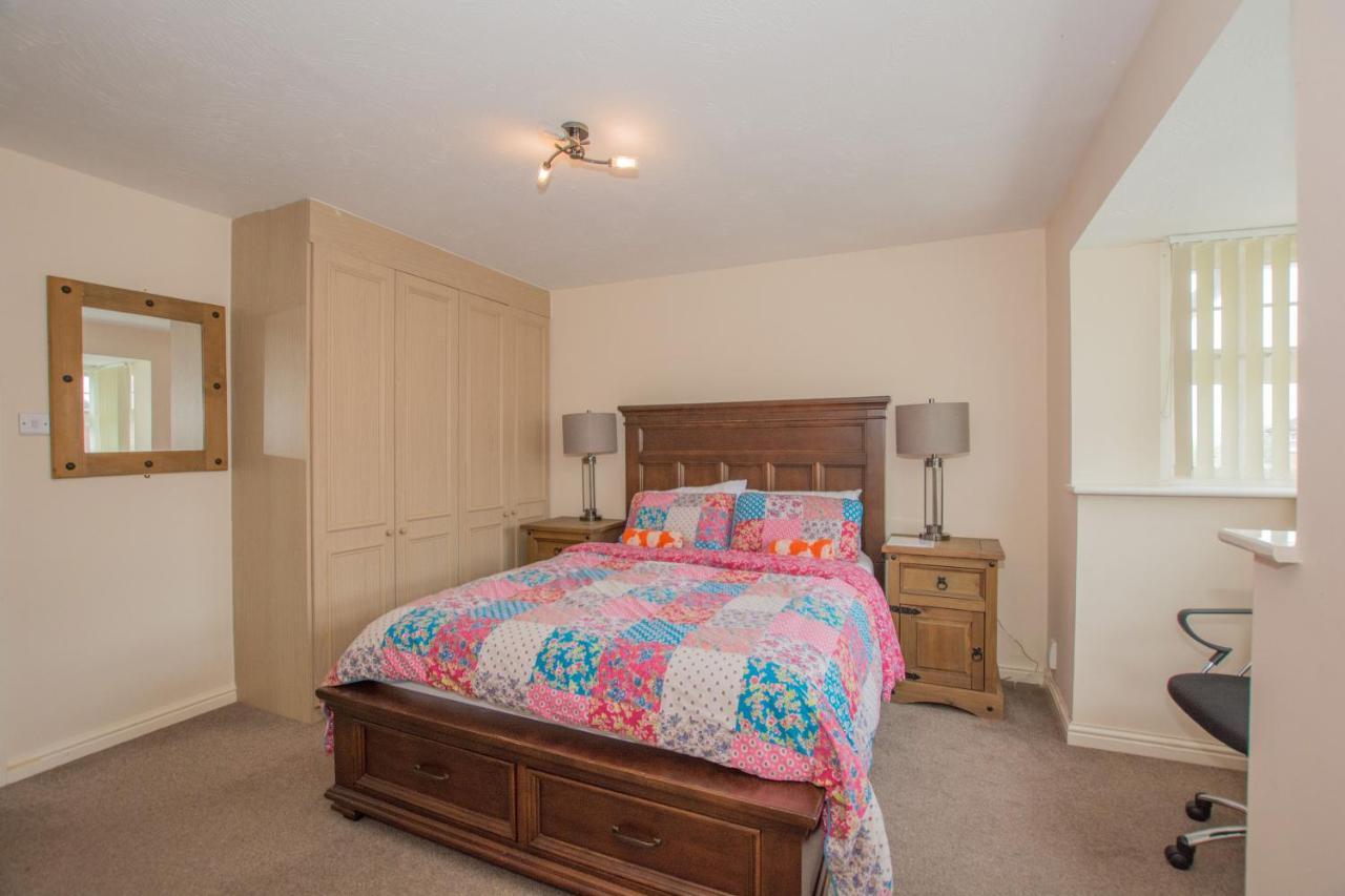 Modern 4 Bedroom Detached House In *