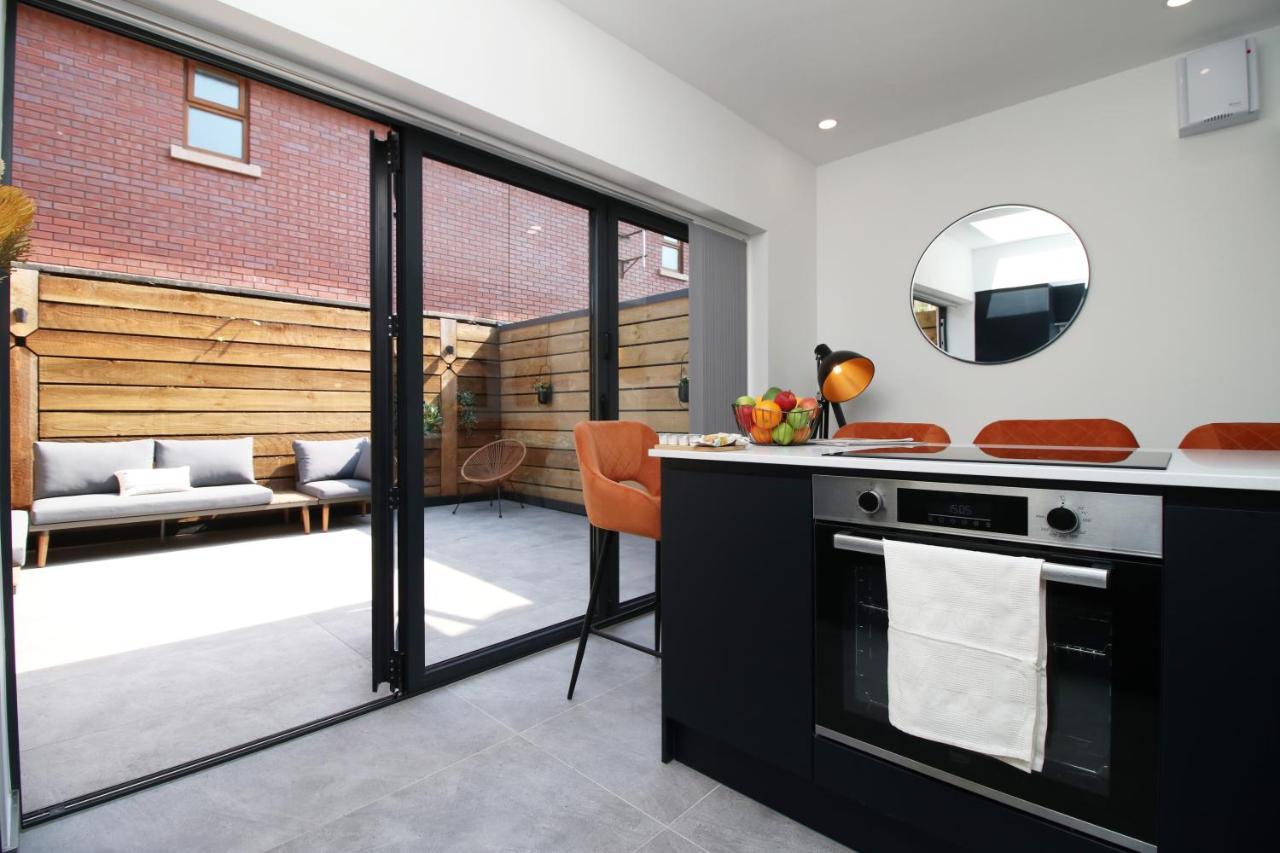 New Spacious 2 Bed Getaway - Private Courtyard! - Underfloor Heating Apartment