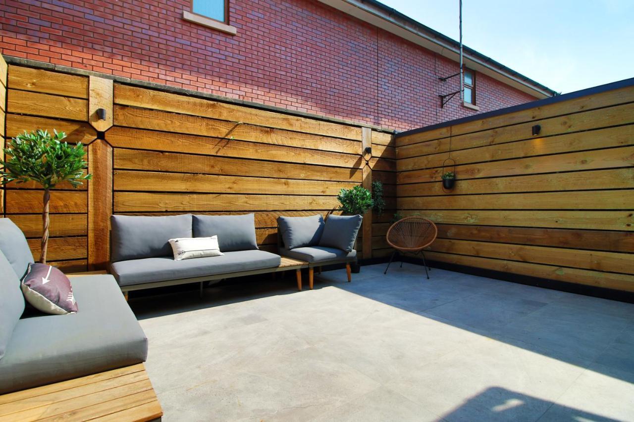 New Spacious 2 Bed Getaway - Private Courtyard! - Underfloor Heating Apartment Cardiff