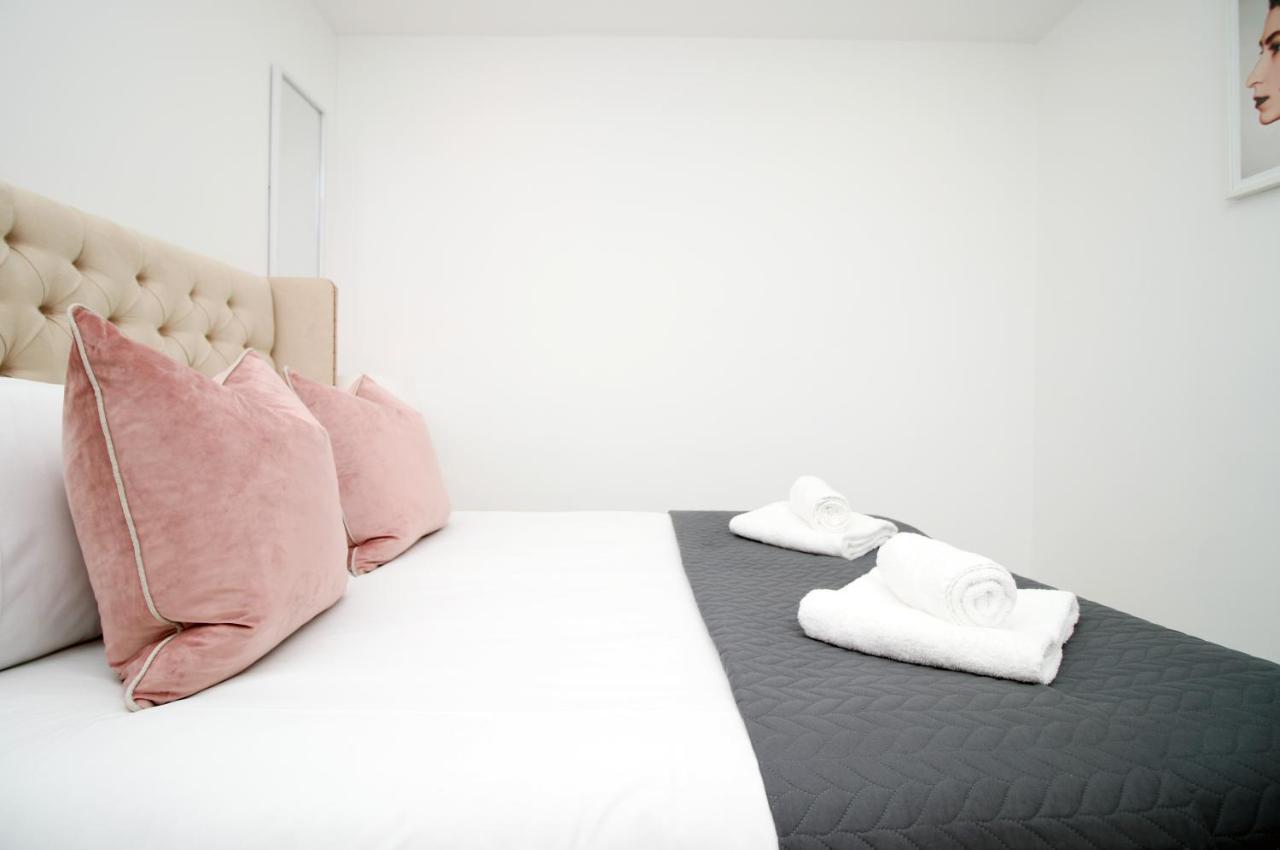 Apartment New Spacious 2 Bed Getaway - Private Courtyard! - Underfloor Heating *