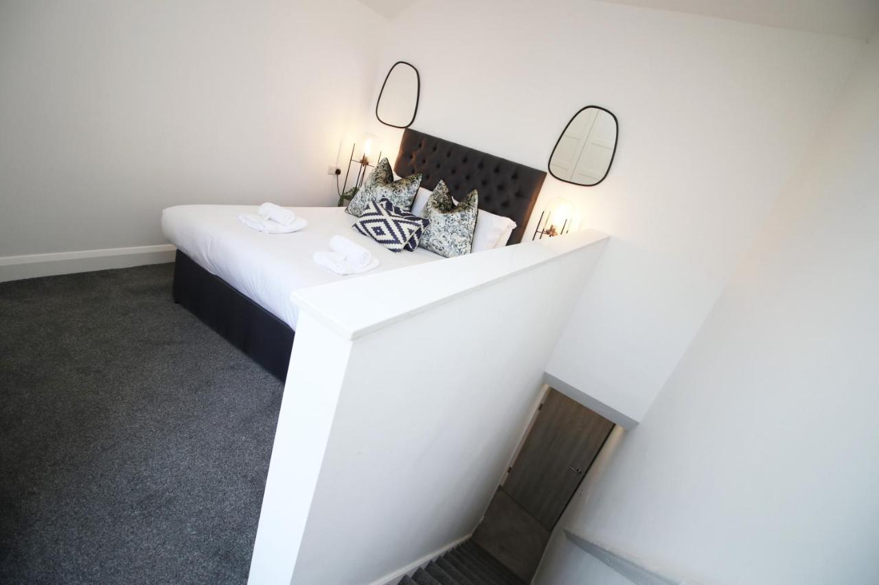 New Spacious 2 Bed Getaway - Private Courtyard! - Underfloor Heating Apartment