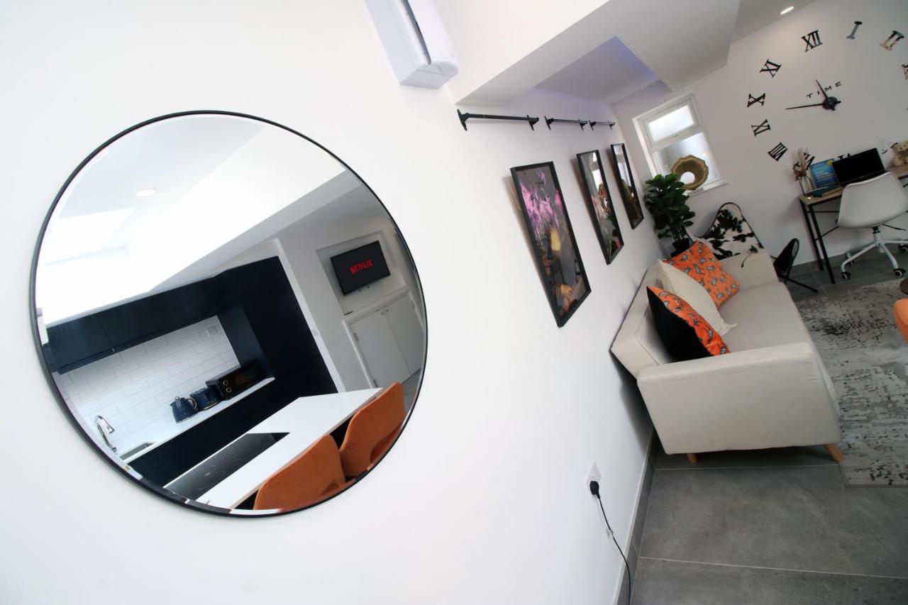 New Spacious 2 Bed Getaway - Private Courtyard! - Underfloor Heating Apartment Cardiff