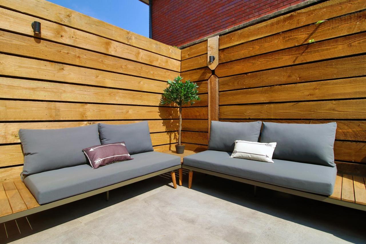 New Spacious 2 Bed Getaway - Private Courtyard! - Underfloor Heating Apartment Cardiff