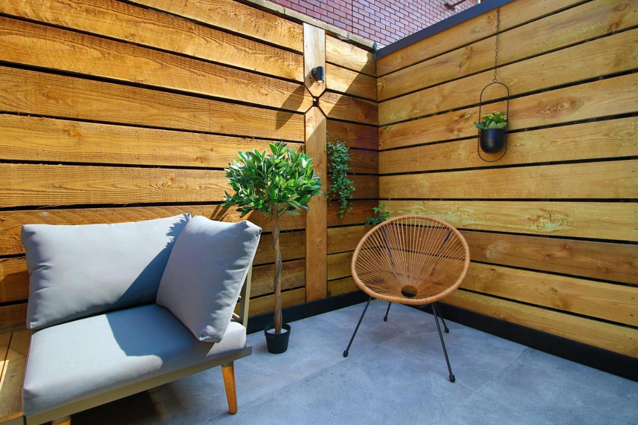 New Spacious 2 Bed Getaway - Private Courtyard! - Underfloor Heating Apartment