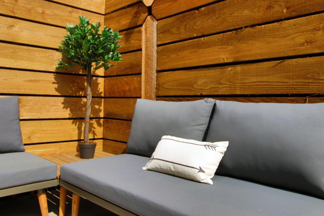 New Spacious 2 Bed Getaway - Private Courtyard! - Underfloor Heating * Cardiff