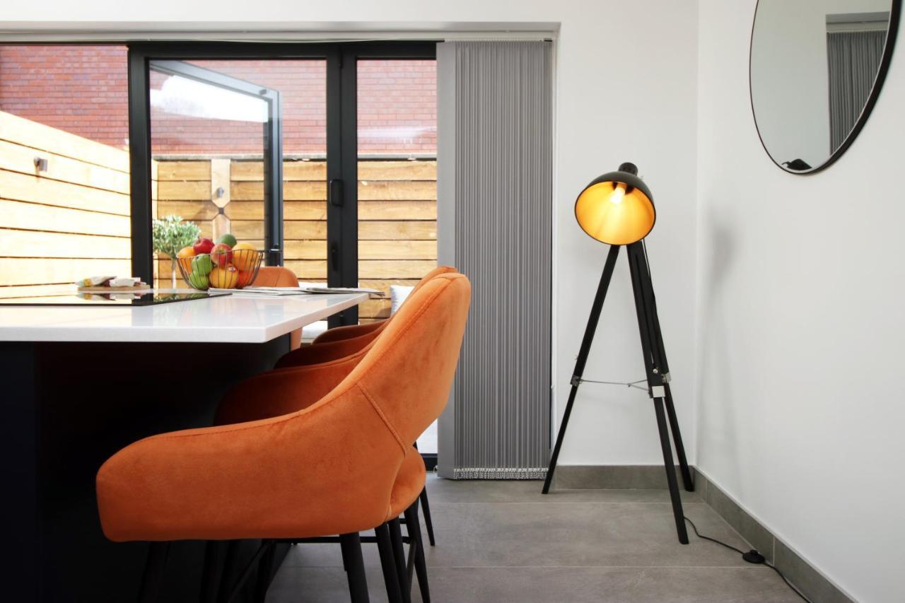 New Spacious 2 Bed Getaway - Private Courtyard! - Underfloor Heating * Cardiff