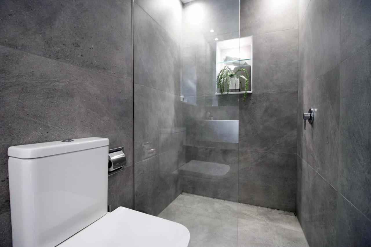 New Spacious 2 Bed Getaway - Private Courtyard! - Underfloor Heating