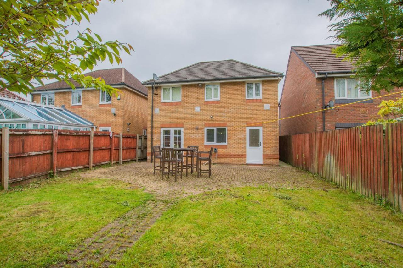 Modern 4 Bedroom Detached House In Holiday home Cardiff