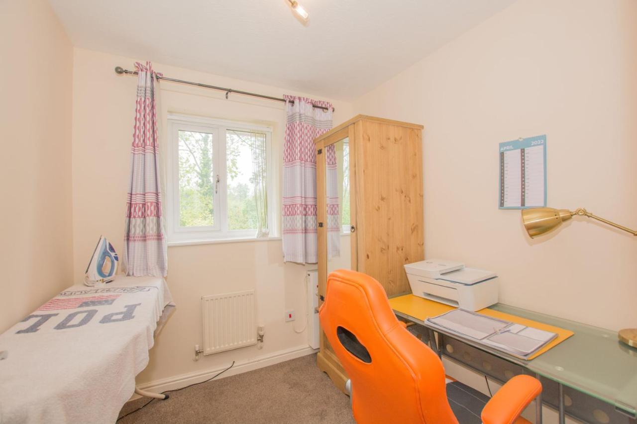 Modern 4 Bedroom Detached House In Holiday home Cardiff