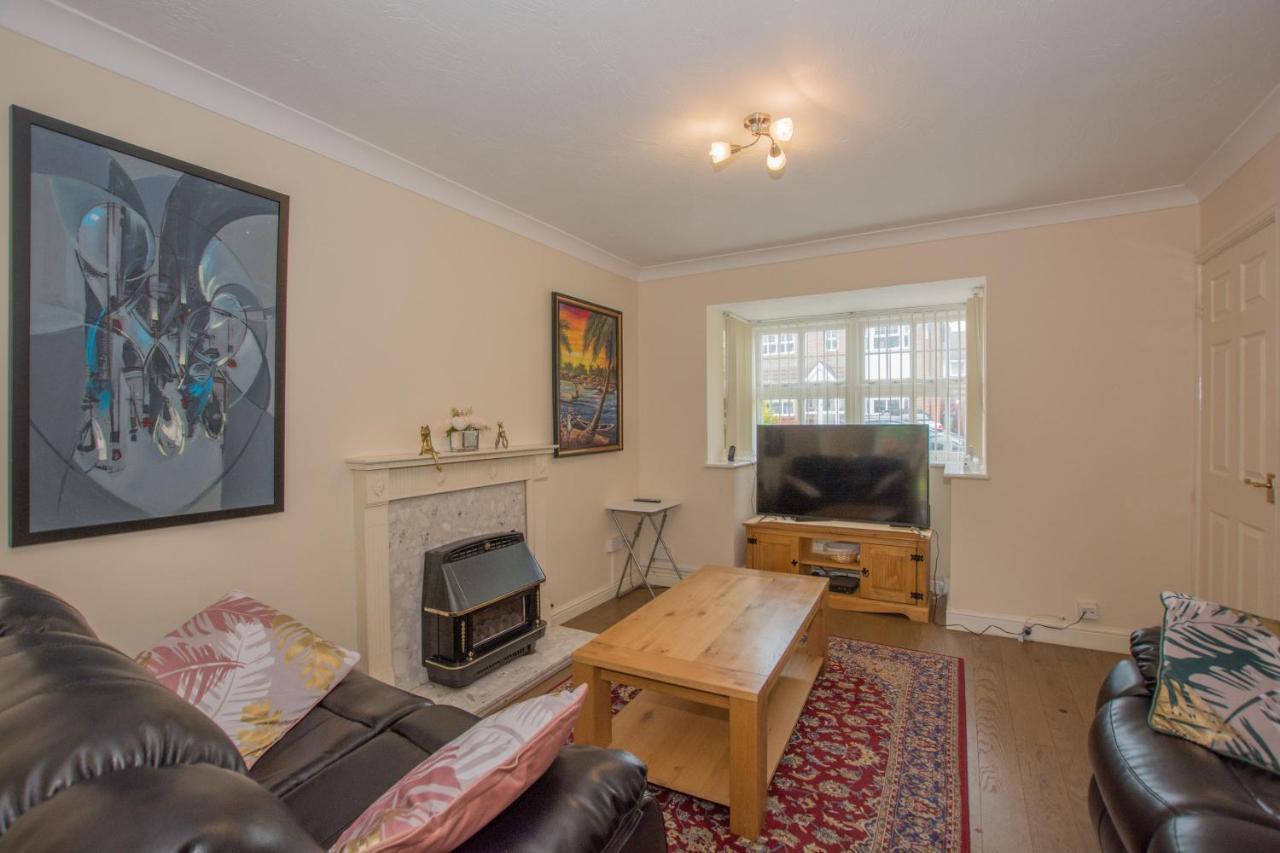 Modern 4 Bedroom Detached House In Holiday home Cardiff