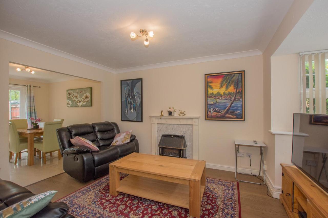 Holiday home Modern 4 Bedroom Detached House In *