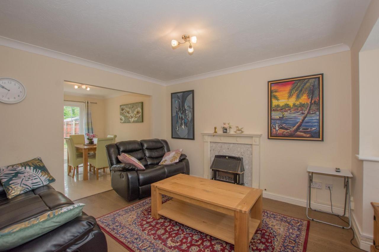 Holiday home Modern 4 Bedroom Detached House In Cardiff