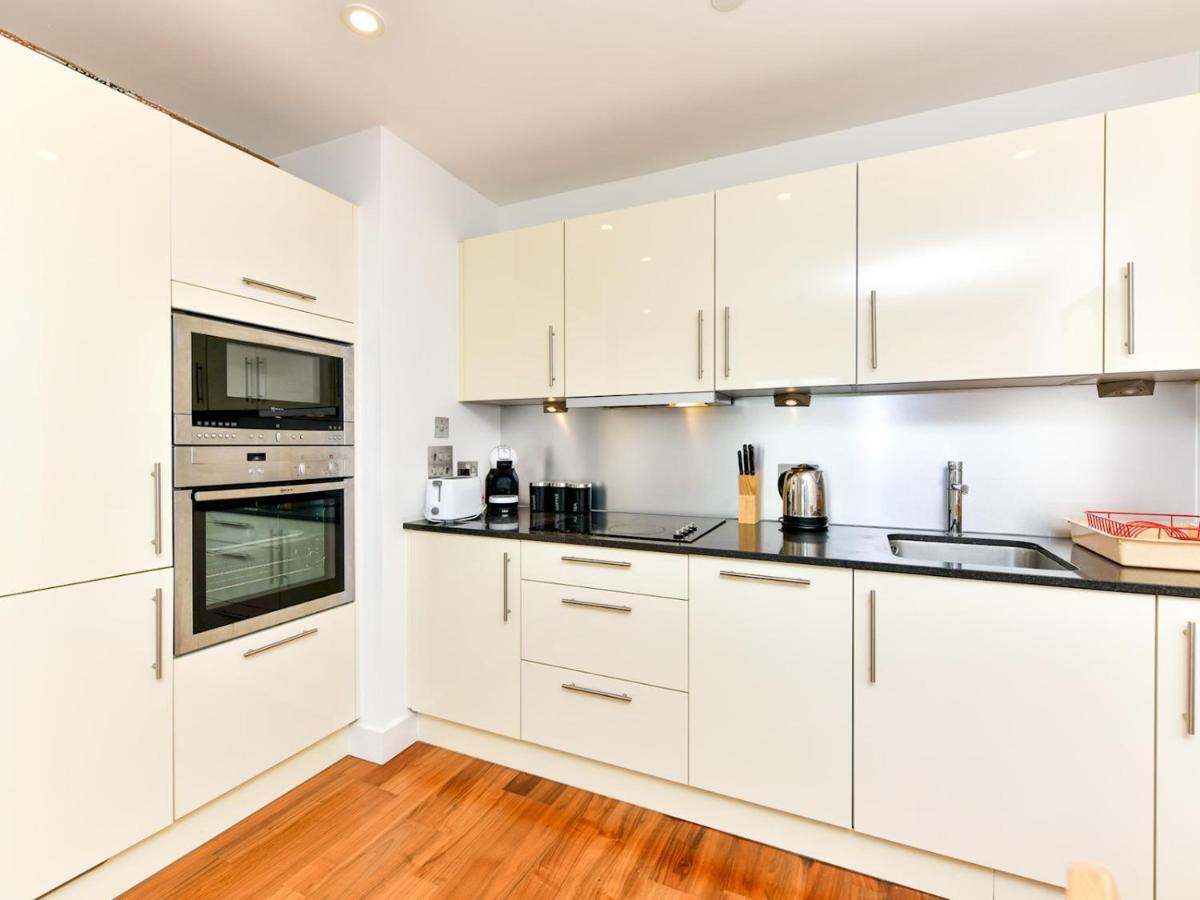 Pass The Keys Super Central Spacious 2 Bed With Parking *