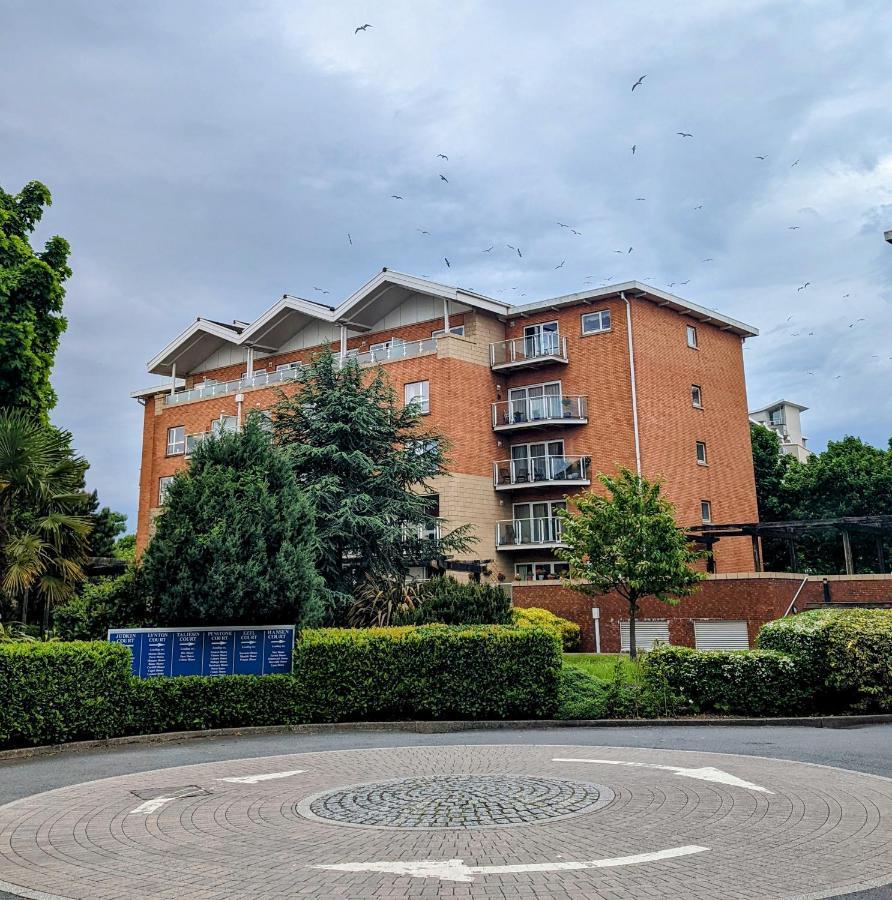 Lush Gated Bay Flat With Fast Wifi & Parking Apartment
