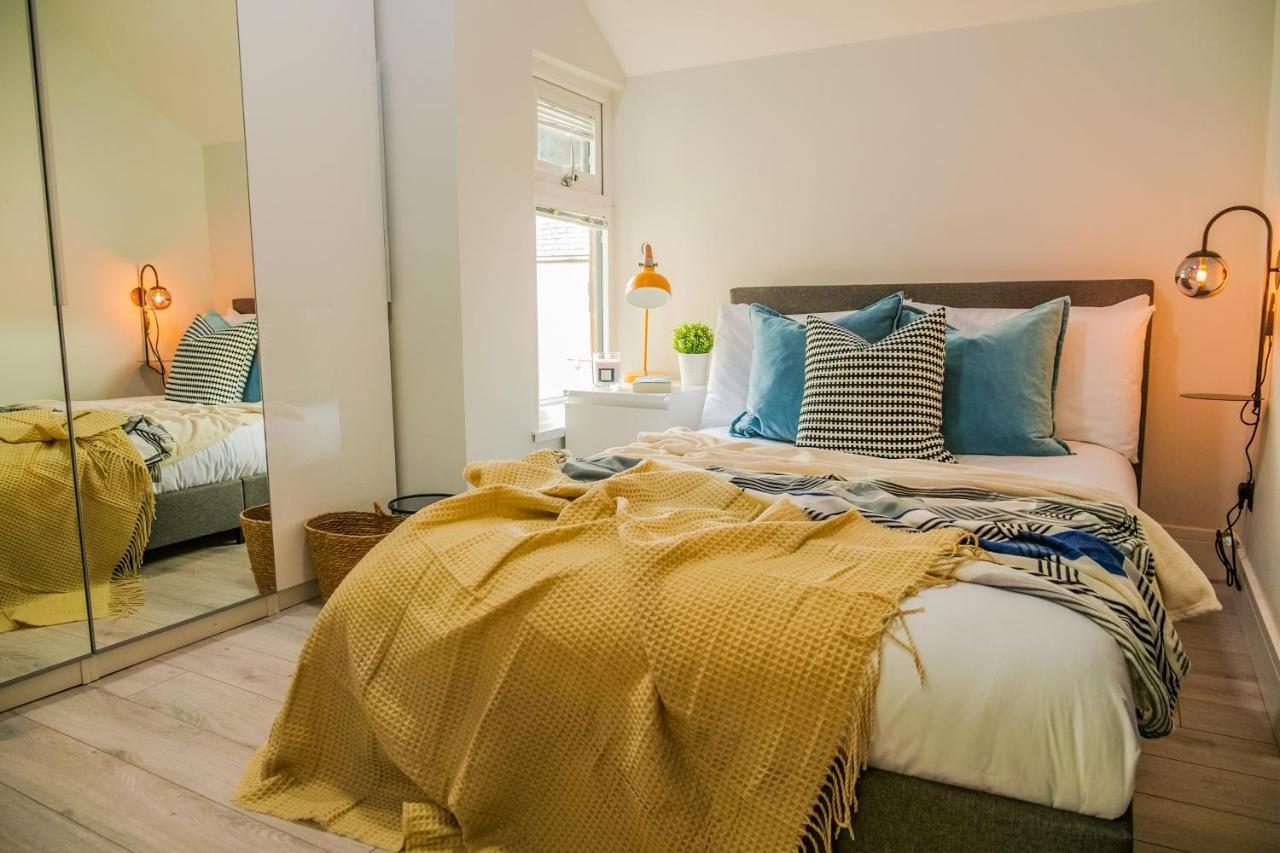 New Cosy & Secure - 2 Bed - Free Wifi - Modern & Functional Apartment *