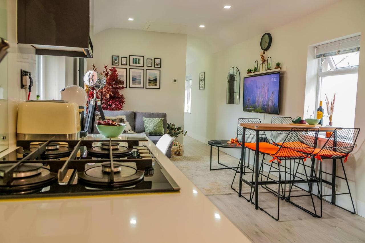 New Cosy & Secure - 2 Bed - Free Wifi - Modern & Functional Apartment *