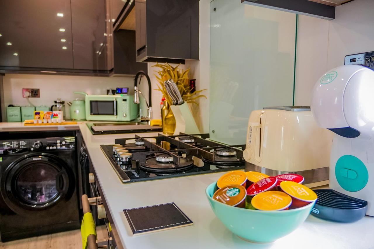 New Cosy & Secure - 2 Bed - Free Wifi - Modern & Functional Apartment *