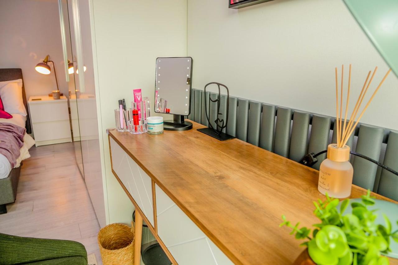New Cosy & Secure - 2 Bed - Free Wifi - Modern & Functional *